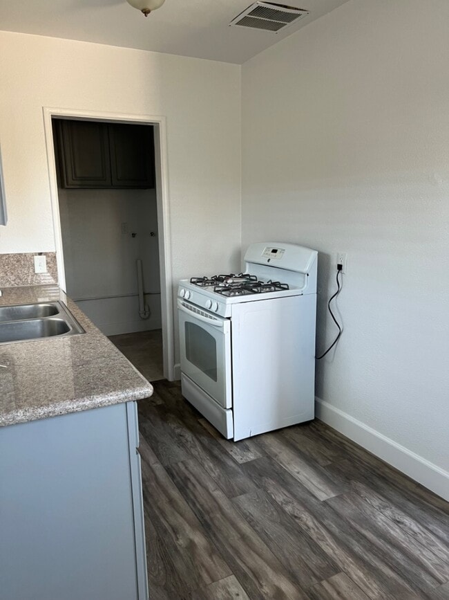 Building Photo - 429 W Ramona Dr