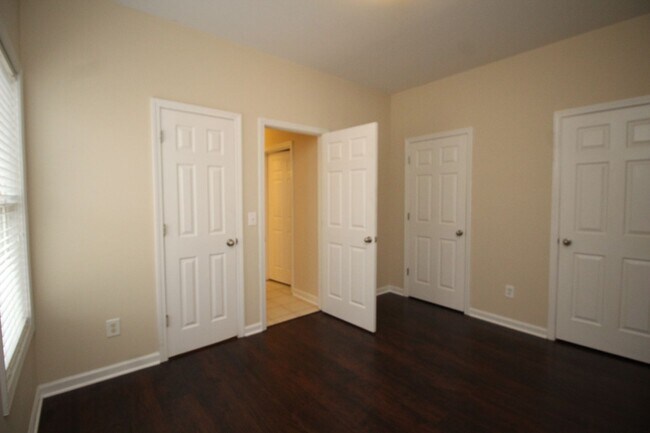Building Photo - Walking distance to Downtown Sugar Hill!