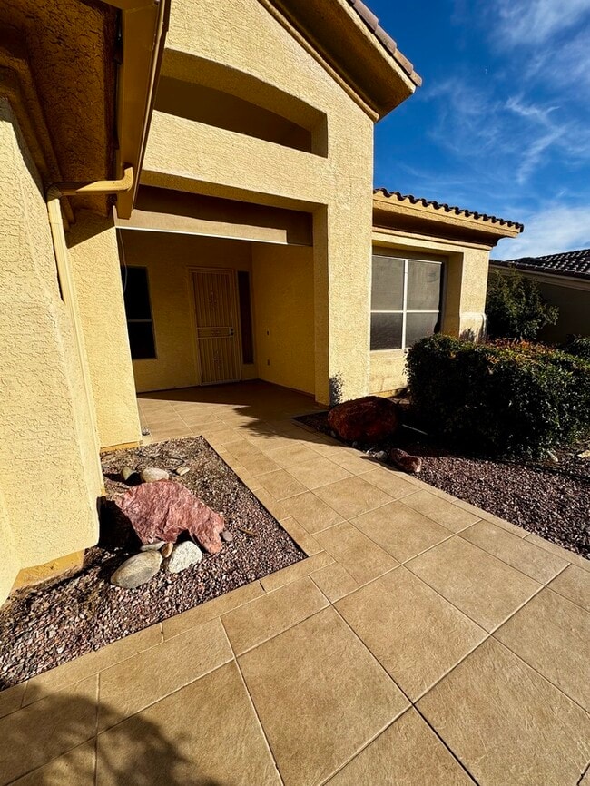 Building Photo - FOR RENT