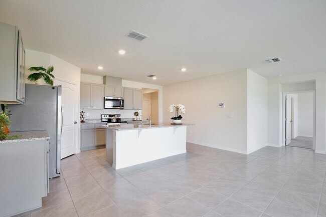 Building Photo - Beautiful 4 Bedroom, 2 bath home is Available for Rent in the Forest Lake Community!