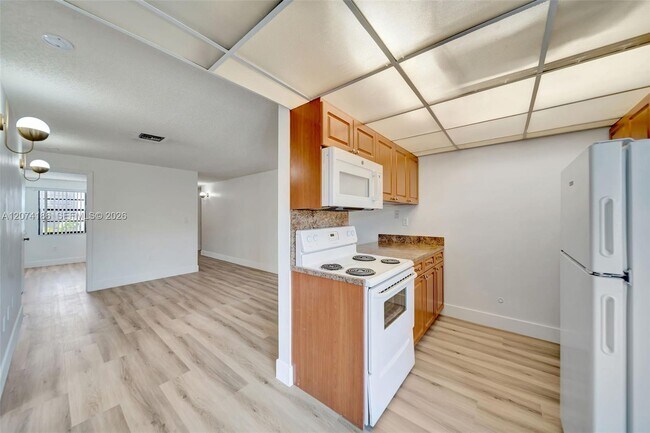 Building Photo - 777 SW 9th Ave