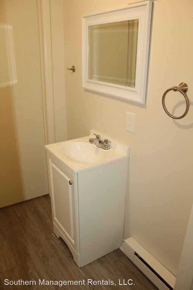 Building Photo - 2 br, 1 bath House - 641 W Broadway  unit 3