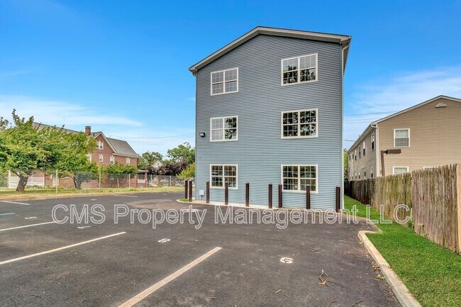 Building Photo - 88 Louis St