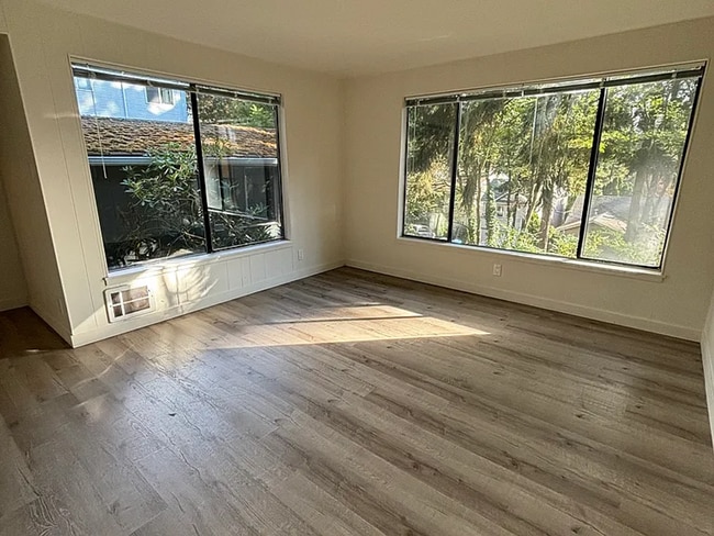 Building Photo - 3 BR / 1 BA in nicely updated duplex in No...