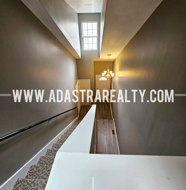 Building Photo - Very Spacious Townhome in West Olathe-Available in APRIL!!