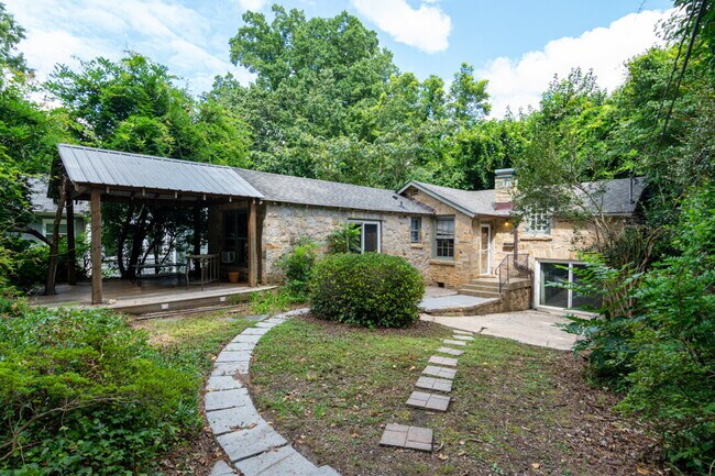 Building Photo - Inviting Stone Home for Rent – Walking Dis...