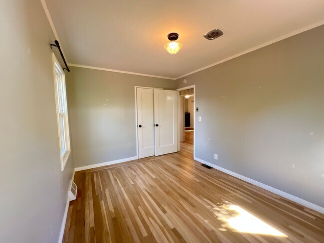 Building Photo - 2 Bedroom/1 Bath Available in Oakland!