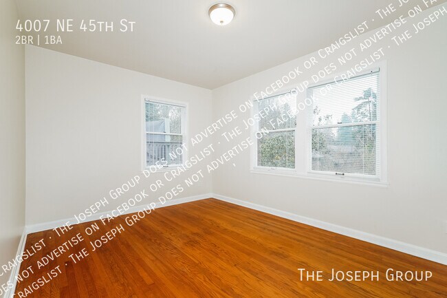 Building Photo - 4007 NE 45th St