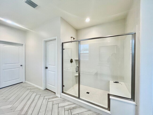 Building Photo - AVAILABLE NOW!! STUNNING 4 Bed/ 3.5 Bath POOL HOME in La Quinta!