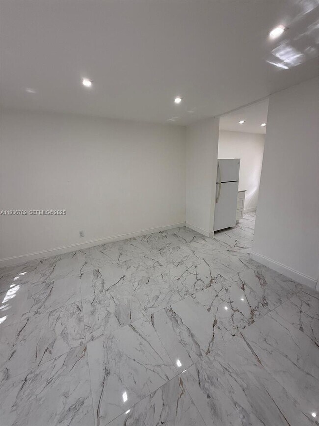 Building Photo - 505 N 24th Ave