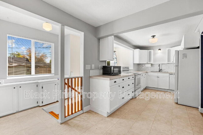 Building Photo - 221 W Elm St