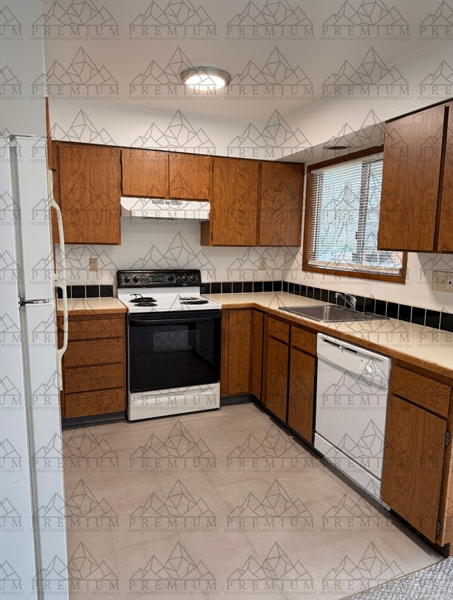 Building Photo - 9th St Triplex