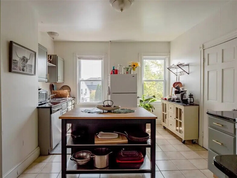 Building Photo - 14 Carleton St