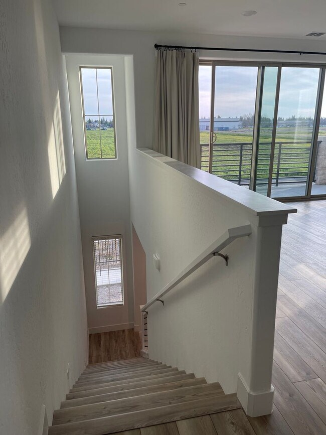 Building Photo - Modern Clovis Town Home, 2BR/2BA, CUSD w/ Solar