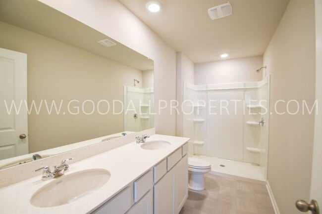 Building Photo - 4 Bedroom 3 Bath Ranch Finished Basement i...