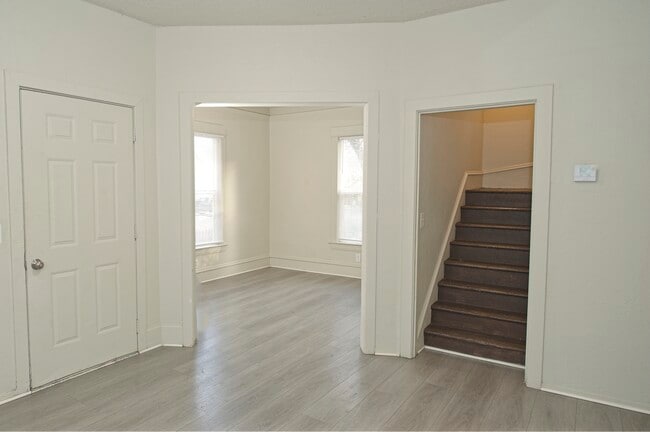 Building Photo - 102 S Perry St