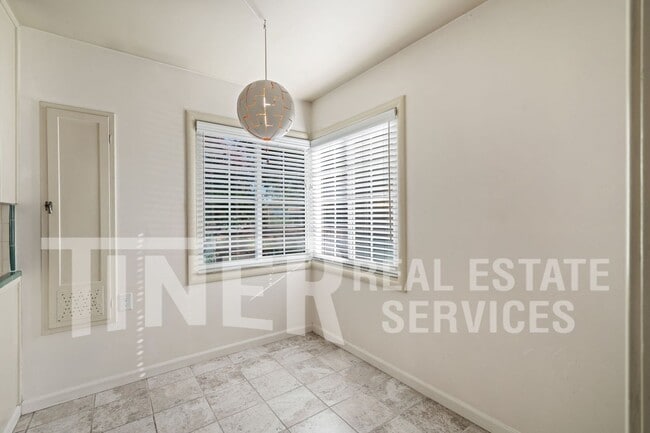 Building Photo - 208 43rd St