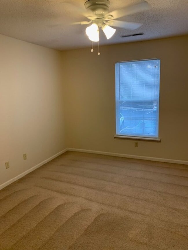 Building Photo - Newly Renovated Nice Garden Level 2 bedroo...