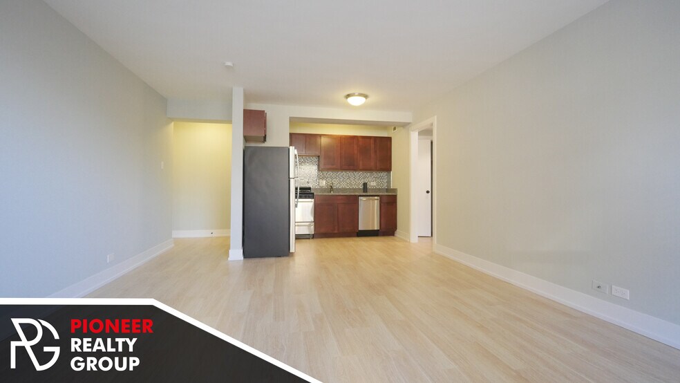 Primary Photo - 433 W Wellington Ave