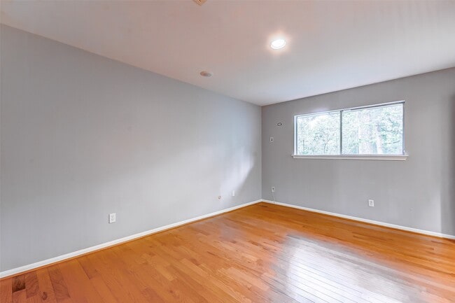 Building Photo - 201 Vanderpool Ln