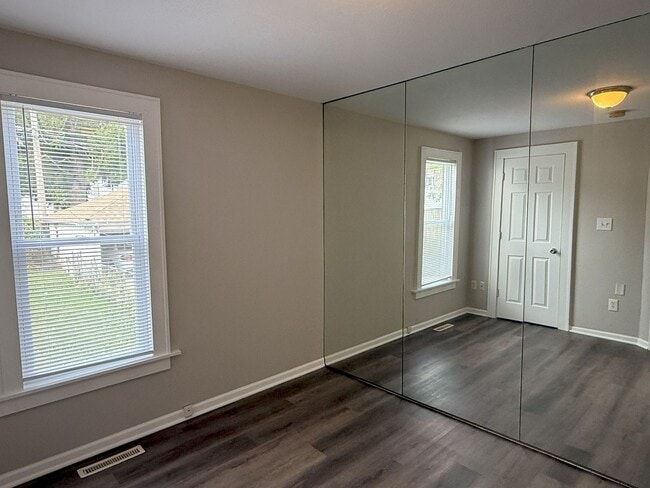 Building Photo - Private 4 bedroom home in West Allis