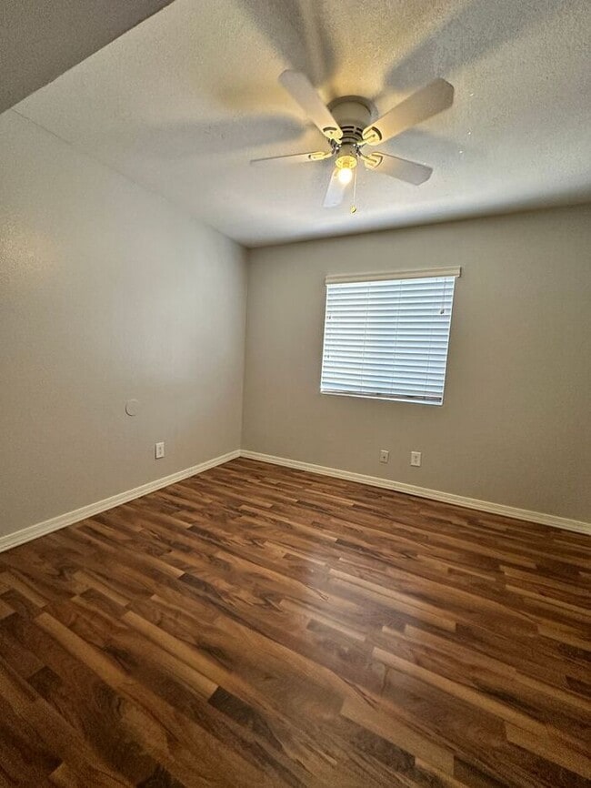 Building Photo - MOVE IN SPECIALS!! Condo 2Bedroom/2Bath Wo...