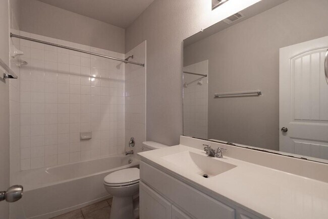 Building Photo - 2880 Donnell Dr