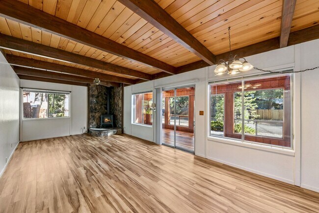 Building Photo - 993 Woodchuck Ct