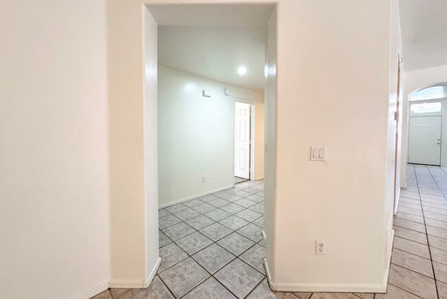 Building Photo - 3Bed/2Bath House at 63rd/Northern Ave! $19...