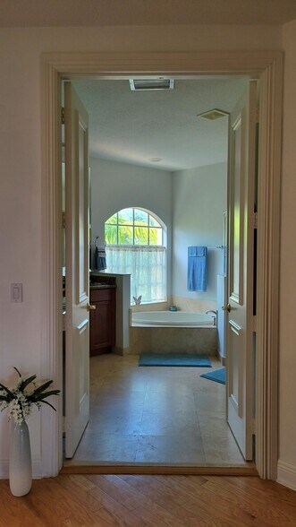 Main bedroom with tub and separate shower - 345 NE 69th Cir