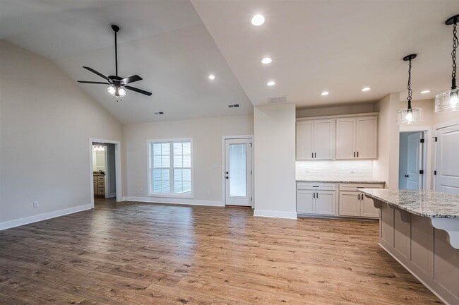 Building Photo - 2437 Topeka Rd