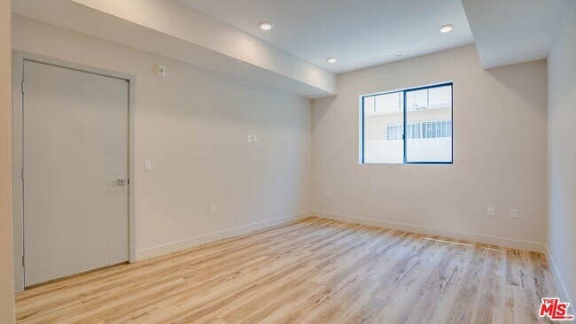 Building Photo - 1540 S Hayworth Ave