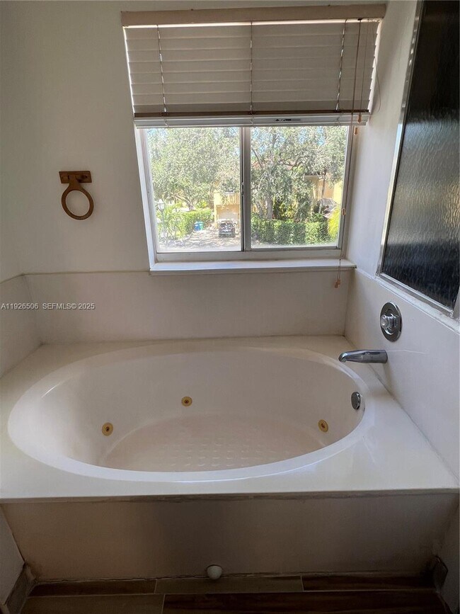 Building Photo - 11383 Lakeview Dr