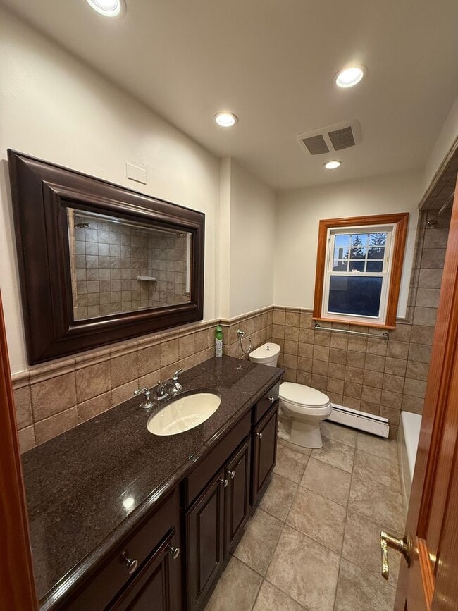Building Photo - Charming 3BR apartment in East Meadow