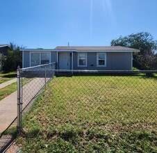 Building Photo - 3 bed 1 bath home with large backyard!