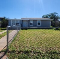 Building Photo - 3 bed 1 bath home with large backyard!