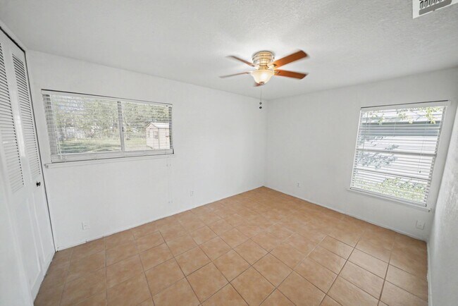 Building Photo - 823 Straight Ln