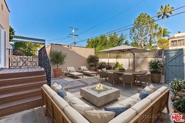 Building Photo - 144 S La Peer Dr