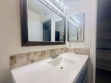 Building Photo - 2860 Juniper Dr