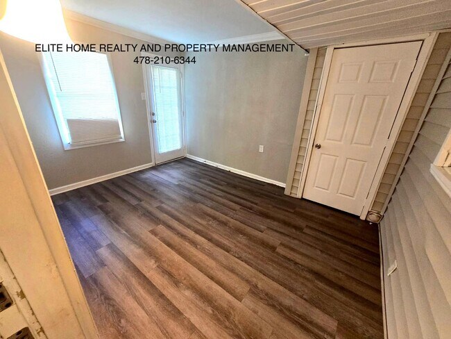 Building Photo - 810 Crestwood Terrace