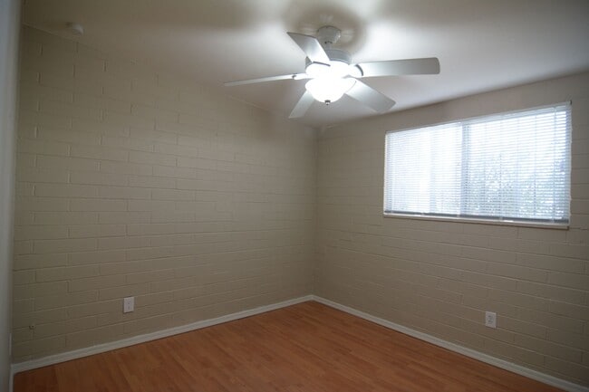 Building Photo - Charming 3 Bedroom 2 Bath Home! South Tucs...