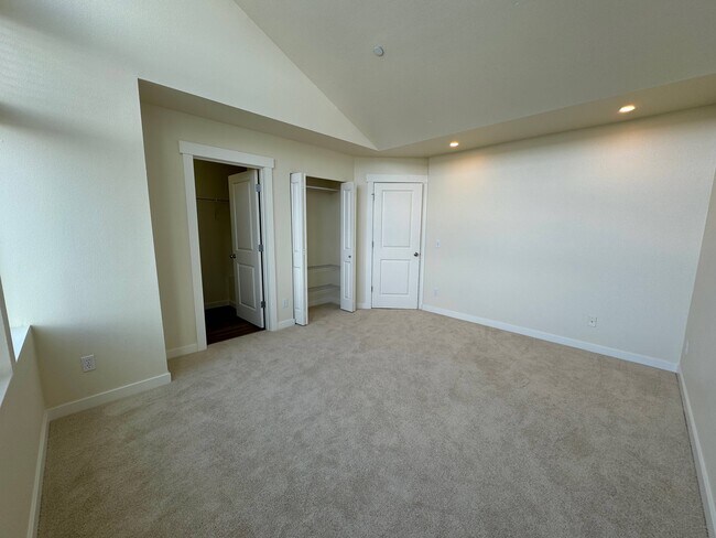 Building Photo - 2455 NE Park Dr