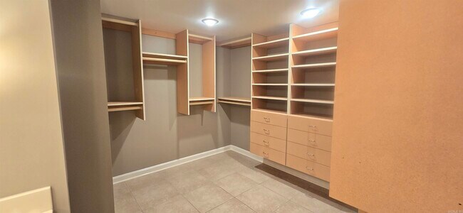 Building Photo - 600 Skyline Dr