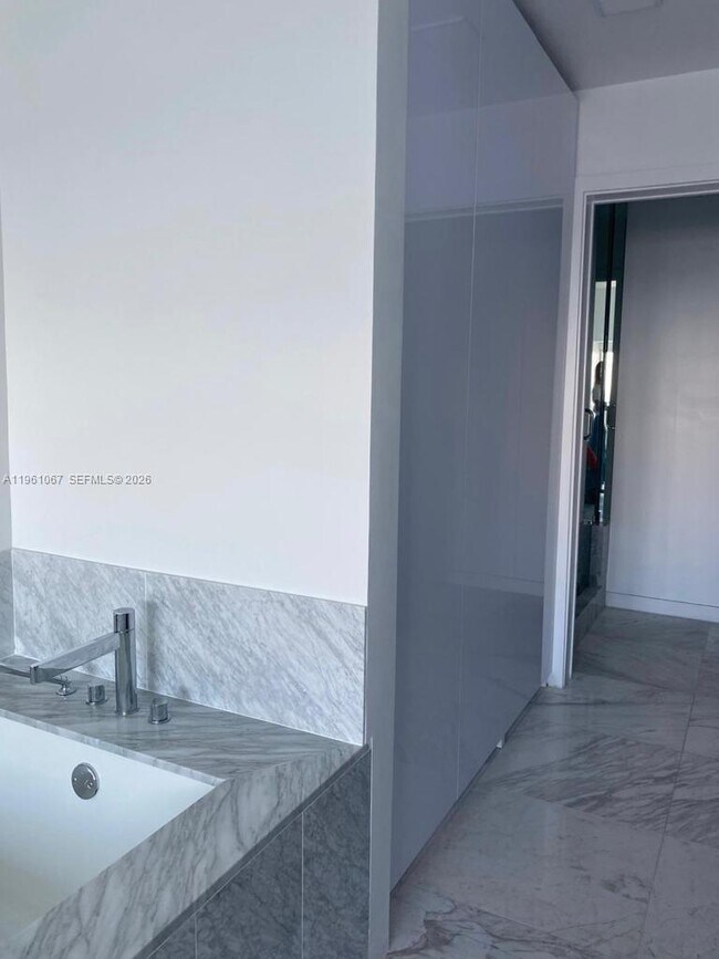 Building Photo - 480 NE 31st St