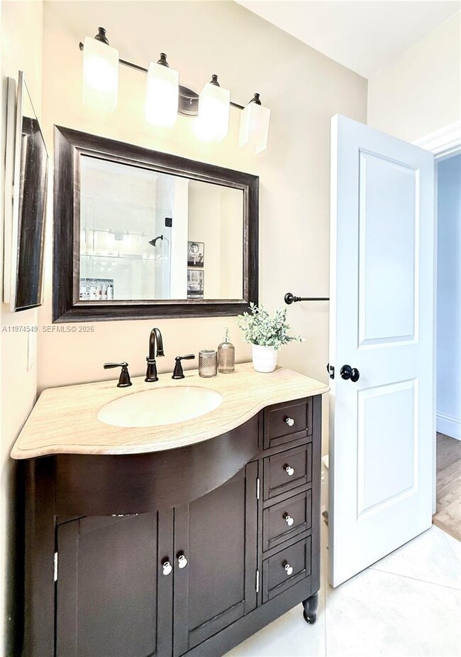 Building Photo - 400 Alexandra Cir