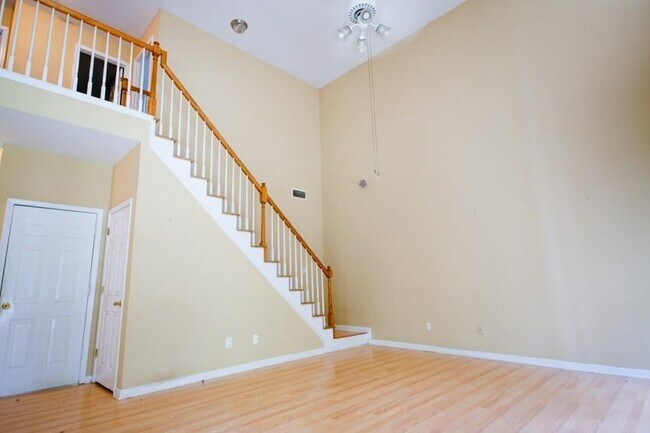 Building Photo - 589 Reading Ct NE