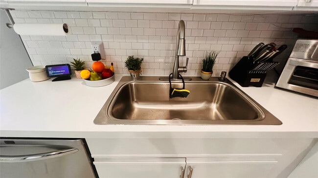 Building Photo - 5641 Coach House Cir