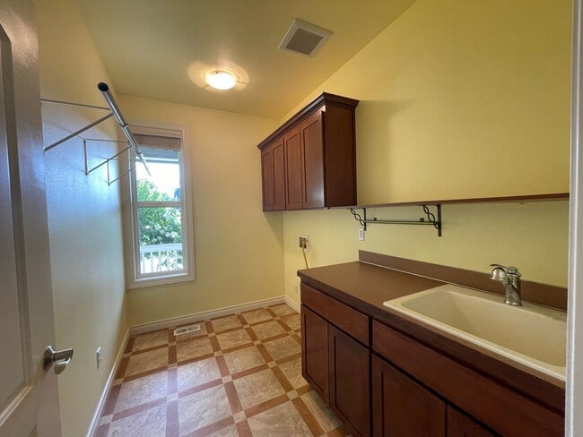 Building Photo - Spacious 5-Bedroom Home with Cascade & Val...