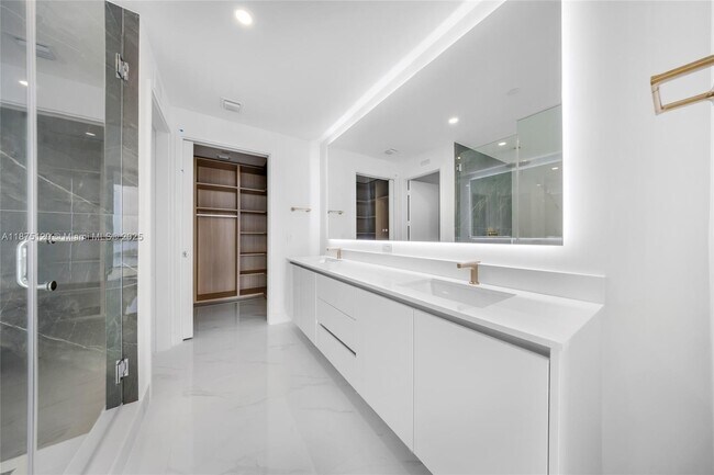 Building Photo - 700 NE 24th St