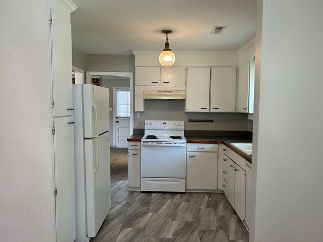 Building Photo - Charming 3 Bedroom, 2 Bath Brick Ranch Hom...